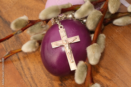 Easter, Ostern, Osterei und Kruzifix als Symbol für die Osterzeit