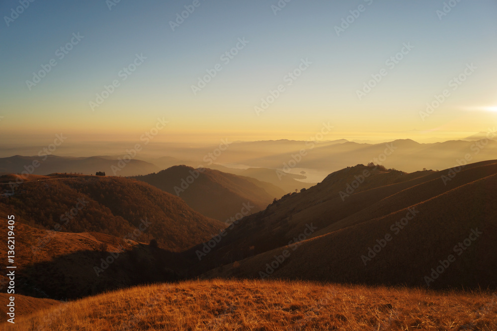 Paesaggio di montagna al tramonto con sfondo Lago d'Orta Italia