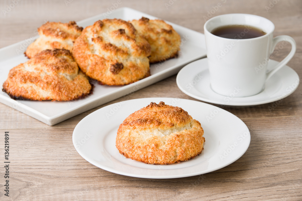 Kokosmakronen mit einer Tasse Kaffee