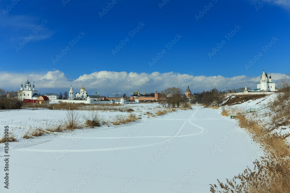 Obraz premium Winter landscape with frozen river and three ancient monastery in Suzdal, Russia