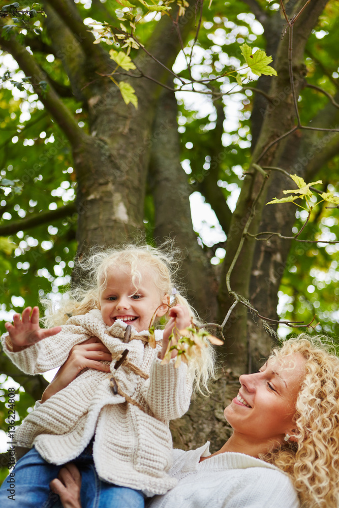 Mutter und Tochter glücklich zusammen Mutter und Tochter glücklich zusammen