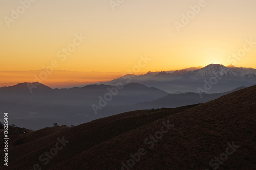 Paesaggio invernale di montagna al tramonto con Monviso all orizzonte Italia