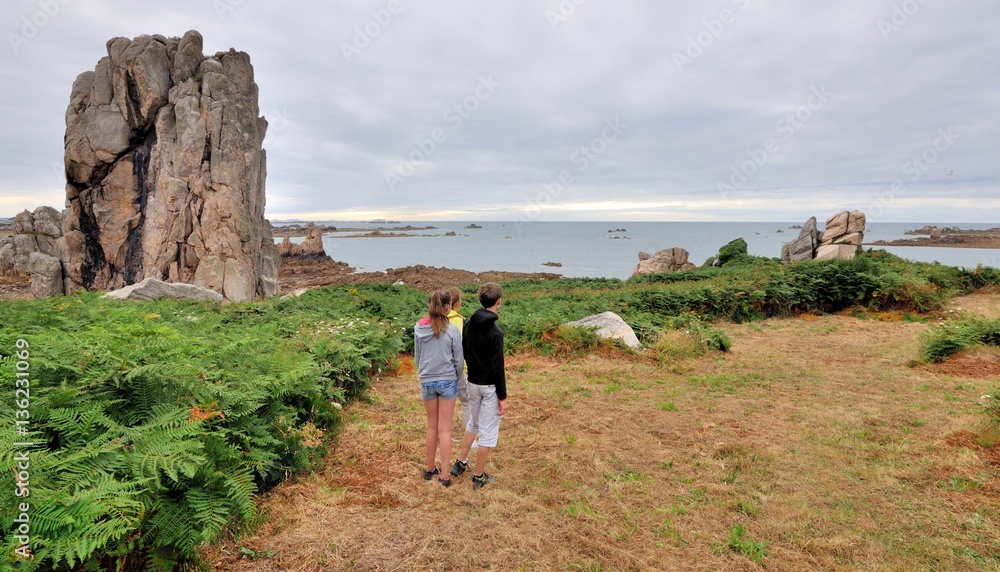 Deux jeunes regardent la mer à Pors-Scaff près de Plougrescant en Bretagne