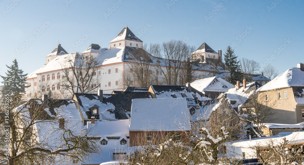 das Jagdschloss Augustusburg, im Winter bei weißem Schnee und blauem Himmel