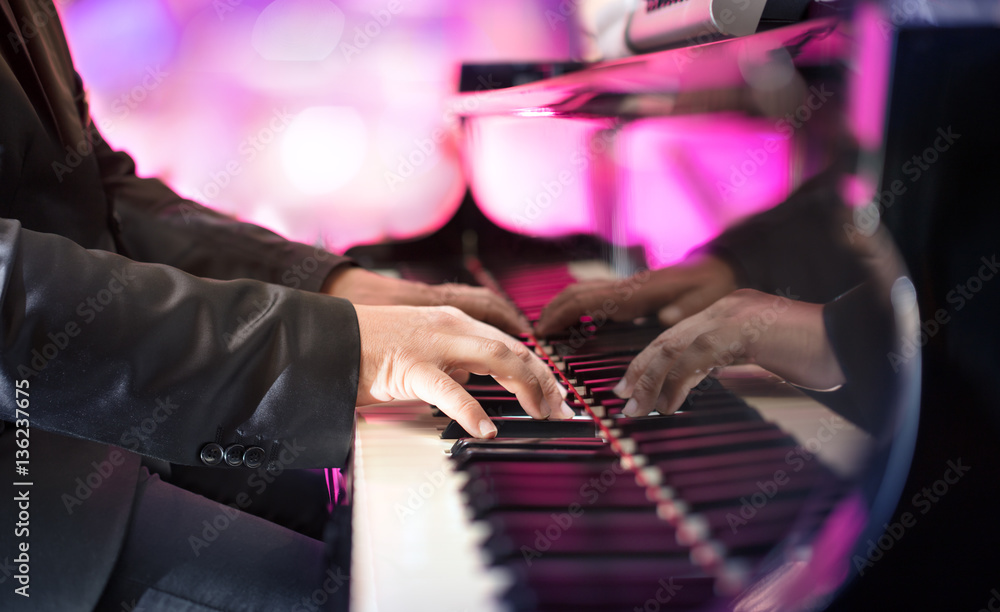 Fototapeta premium Pianista grający muzykę jazzową lub bluesową z fortepianem