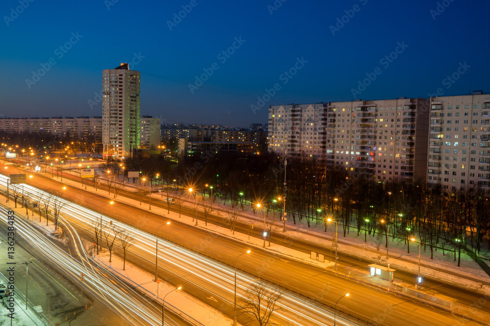Moskau bei Tagesanbruch: Langzeitbelichtung einer Hauptverkehrsstraße