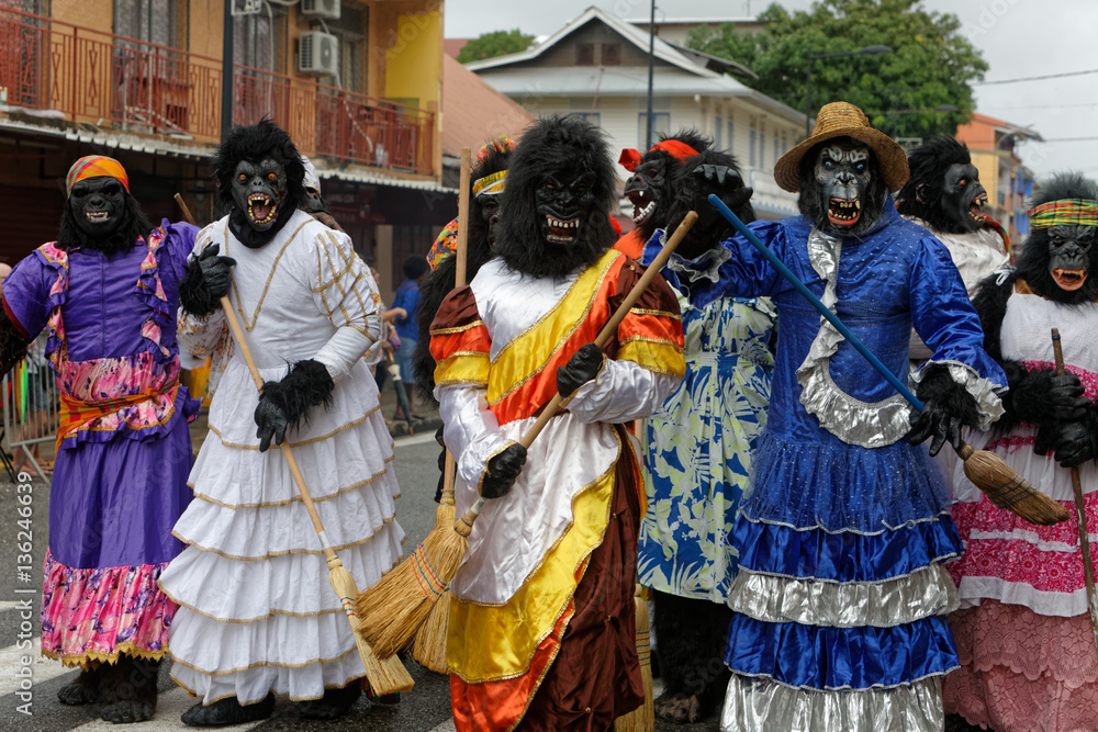 Les gorilles font le ménage dans les rues de Cayenne en Guyane française pendant le carnaval