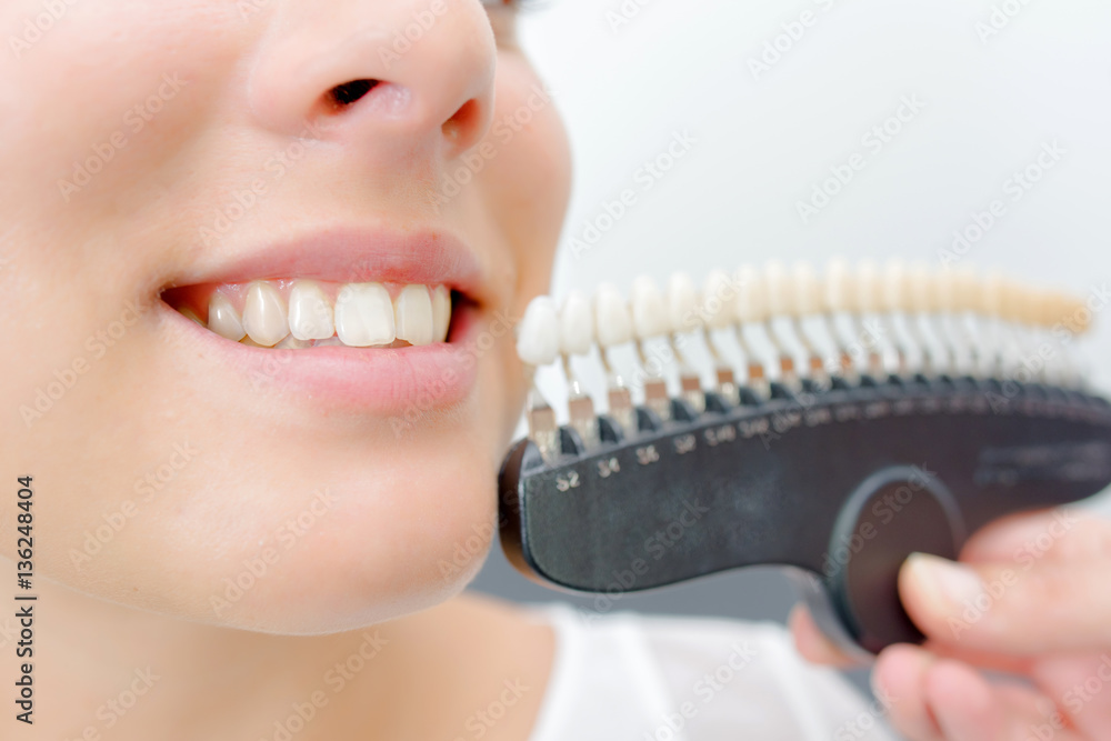 Obraz premium Toothy uśmiecha się obok próbki sztucznych zębów