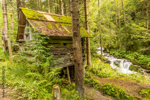 Eine kleine verlassene Stockm  hle mitten im Wald