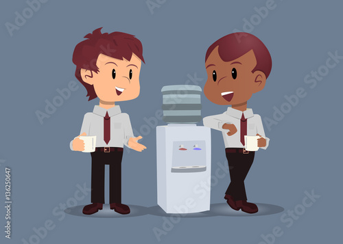 Vida de oficina: Dos empleados conversando mientras beben agua