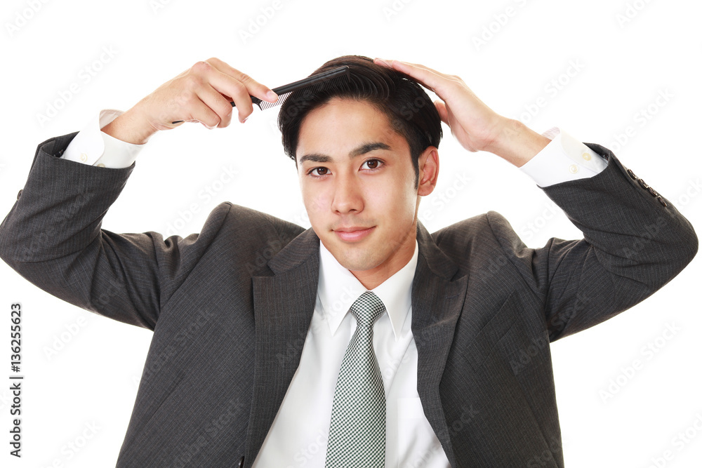 ヘアーセットに満足する男性