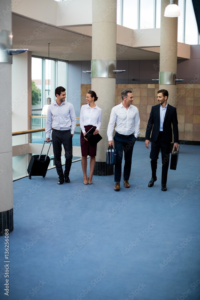 Obraz premium Business executives walking in a conference center lobby