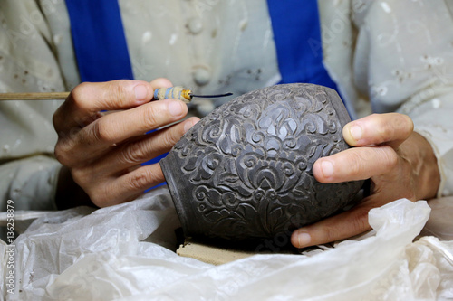 Valokuva CHIANGMAI, THAILAND - OCTOBER 10, 2016 :Artist making and painting thai style clay sculpture at Chiangmai Celadon in Chiangmai Thailand