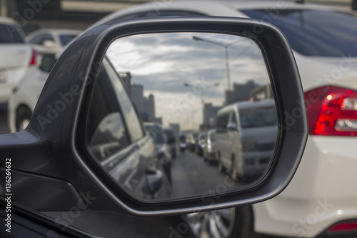 Konstfotografi The side view mirror shows many cars get the traffic jam.