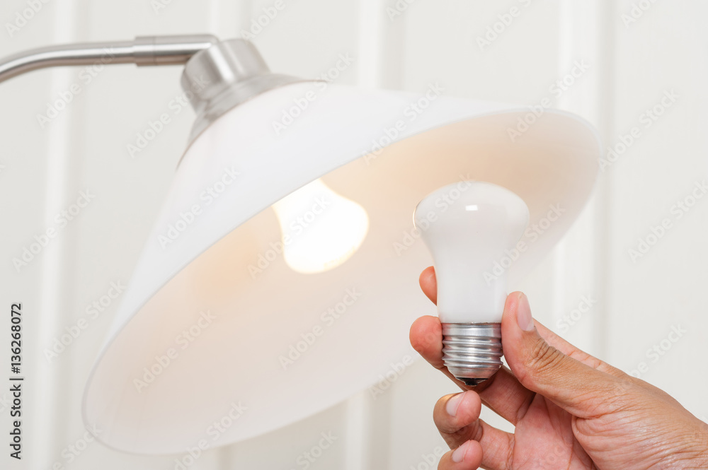 changing light bulb StockFoto Adobe Stock