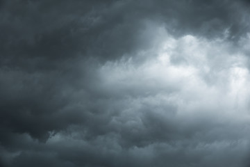Canvas schilderij Hemel Donkere onweerslucht met zwarte wolken  © peangdao