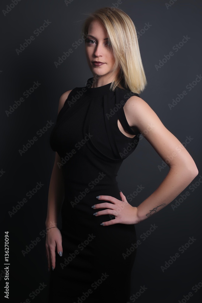 jeune femme élégante portant une robe noir jeune femme élégante portant une robe noir