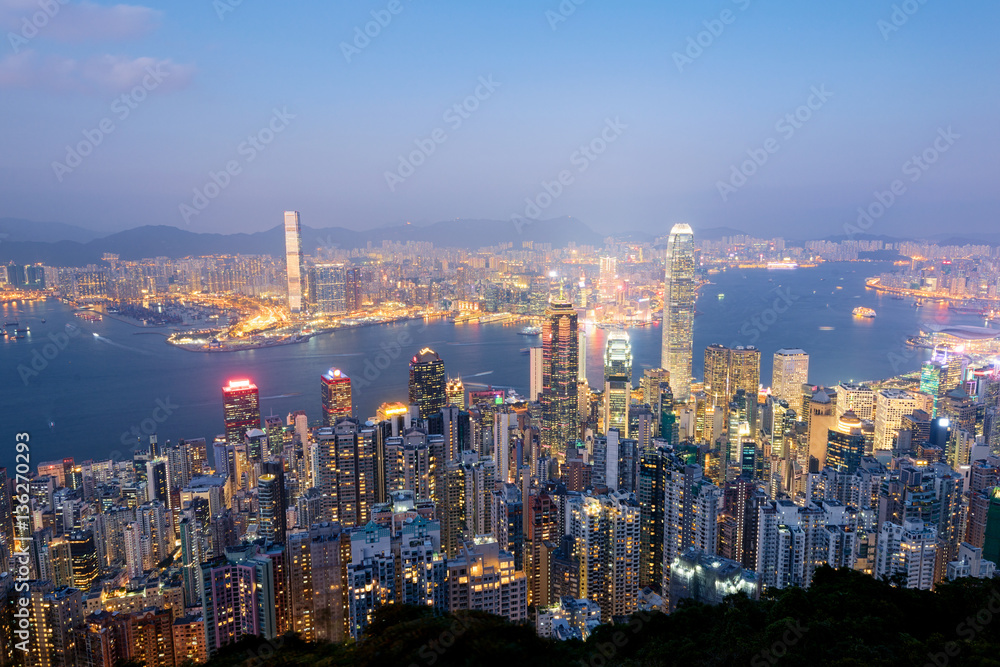 Obraz premium Hong Kong Skyline o zmierzchu ..