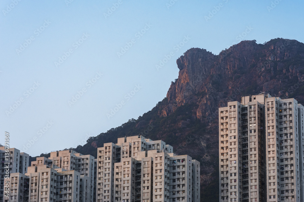 Fototapeta premium reisdential building under lion rock in Hong Kong city at dusk