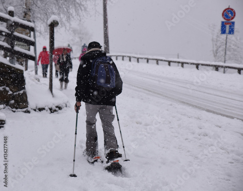 camminare con ciaspole racchette da neve sotto la neve neve fresca  photo