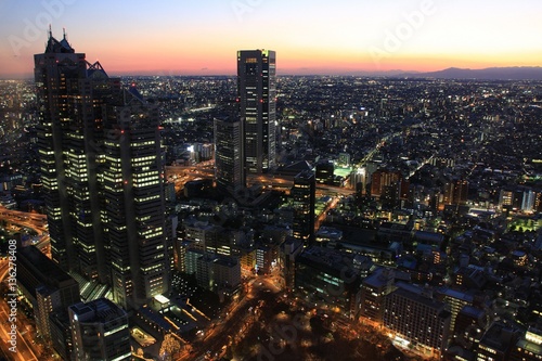 マジックアワーを迎えた夕焼け空と大都会の夜景