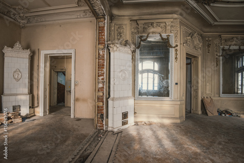 Abandoned vintage house © agcreativelab