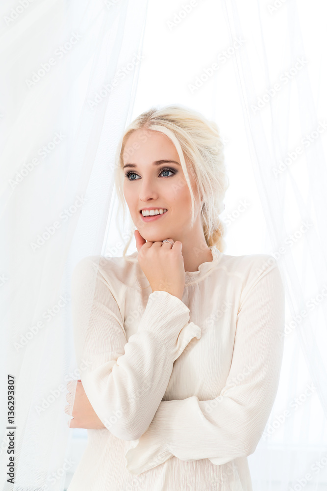 Natürliches romantisches Make-up und Styling für eine Hochzeit Natürliches romantisches Make-up und Styling für eine Hochzeit