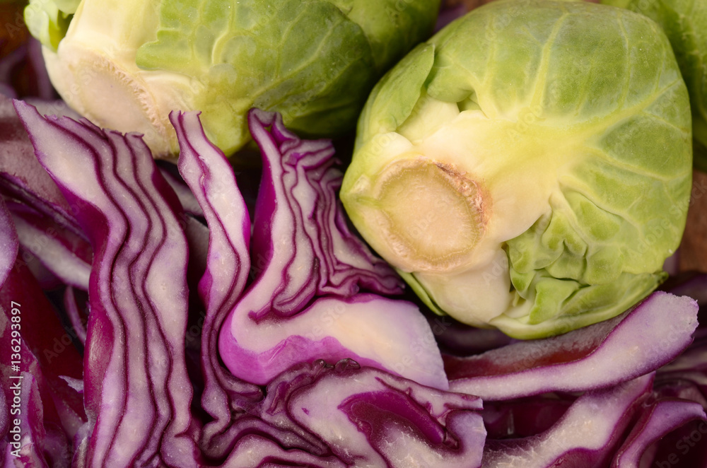 Obraz premium Red and brussels sprouts