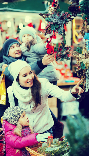 Family choosing x-mas decorations at market