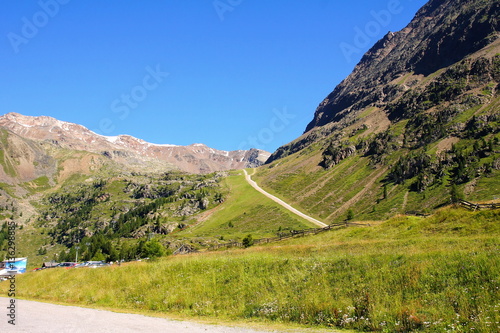 Berglandschaft im Schnalstal mit steilem Fahrweg 