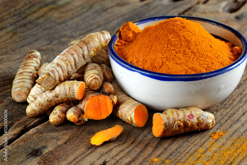 curcuma in polvere e fresca