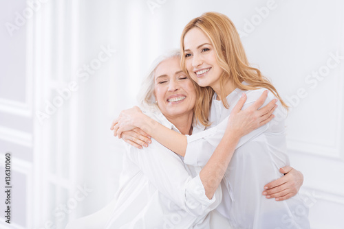 Canvastavla Pleasant woman and her mother embracing