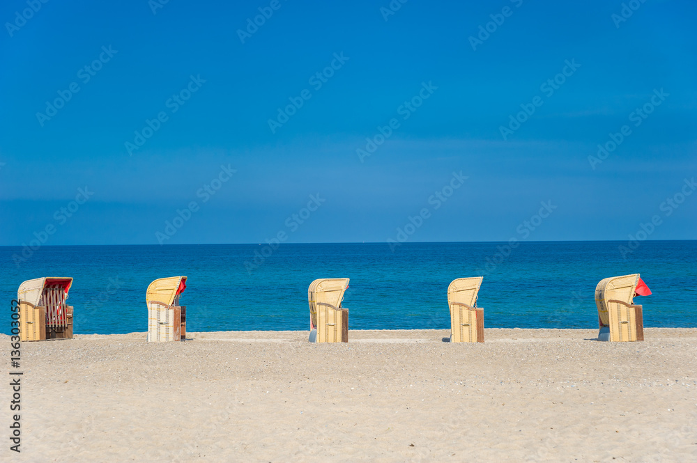 Fototapeta premium Strand und Strandkörbe in Dahme