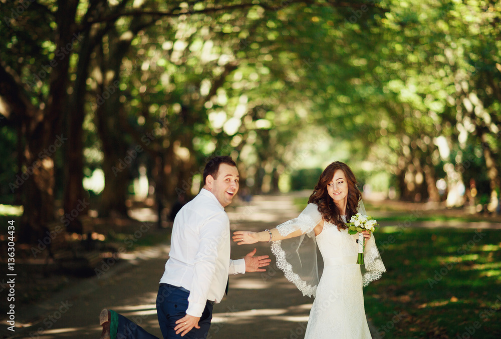 Obraz premium The smilling brides stands in the park