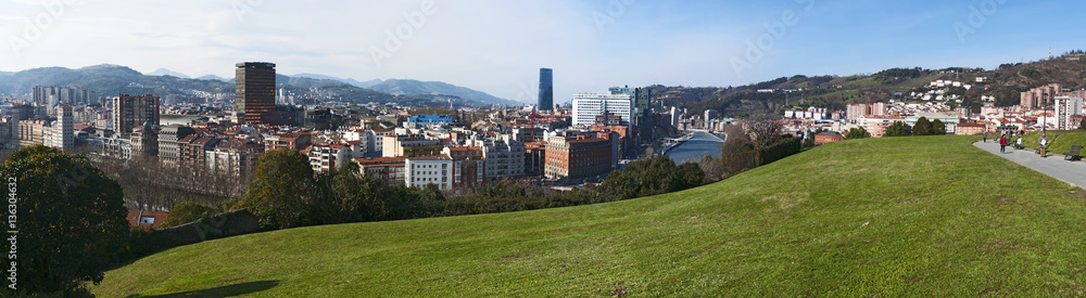 Paesi Baschi, Spagna, 25/01/2017: lo skyline di Bilbao e sul fiume Nervion visti dal Parco Etxebarria Paesi Baschi, Spagna, 25/01/2017: lo skyline di Bilbao e sul fiume Nervion visti dal Parco Etxebarria