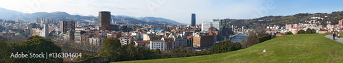 Paesi Baschi, Spagna, 25/01/2017: lo skyline di Bilbao e sul fiume Nervion visti dal Parco Etxebarria 