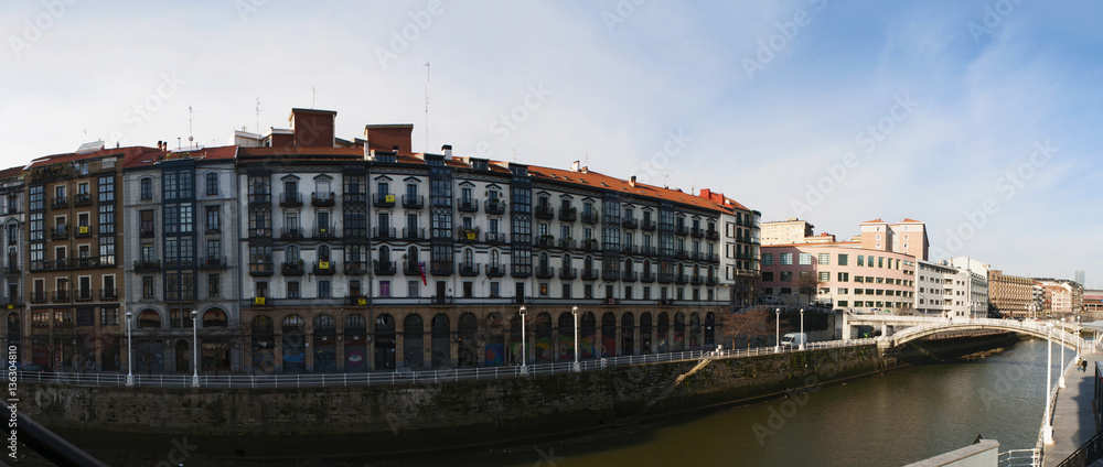 Paesi Baschi, Spagna, 25/01/2017: lo skyline di Bilbao con vista dei palazzi colorati della città 