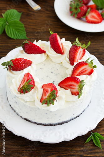 Creamy cheesecake with chocolate Oreo biscuits and strawberries.