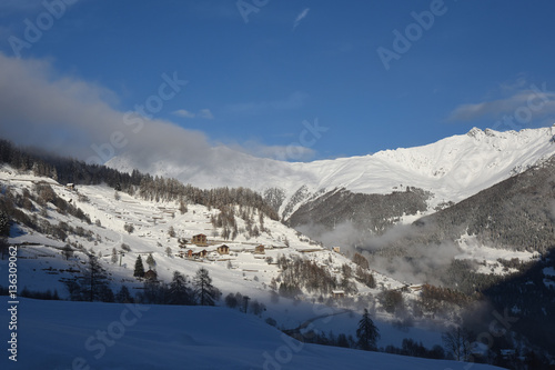 paese di montagna con neve nevicata nevica case di montagna monti inverno freddo © franzdell