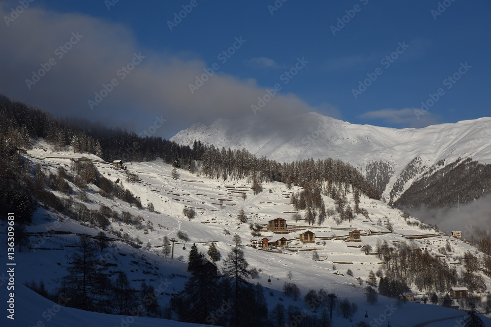 paese di montagna con neve nevicata nevica case di montagna monti inverno freddo