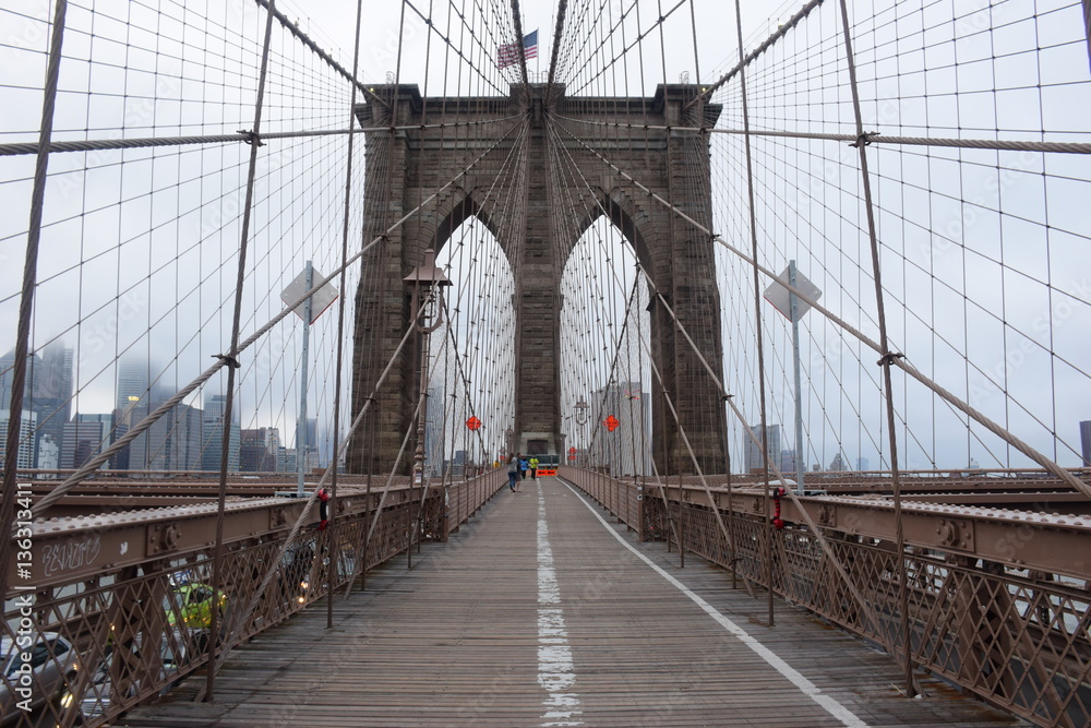 Fototapeta premium Tower of Brooklyn Bridge w Nowym Jorku w mglisty dzień