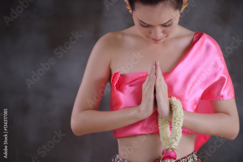 Cuadro en lienzo Young beauty thai women people raise her hand to pay homage to hello sawasdee