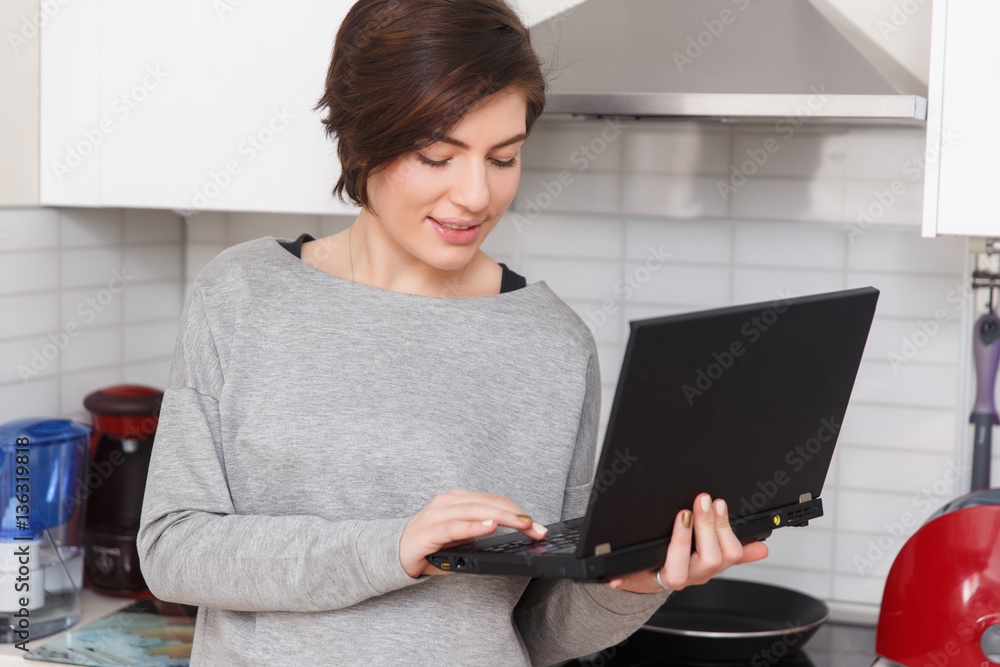 Naklejka premium Young girl with black laptop