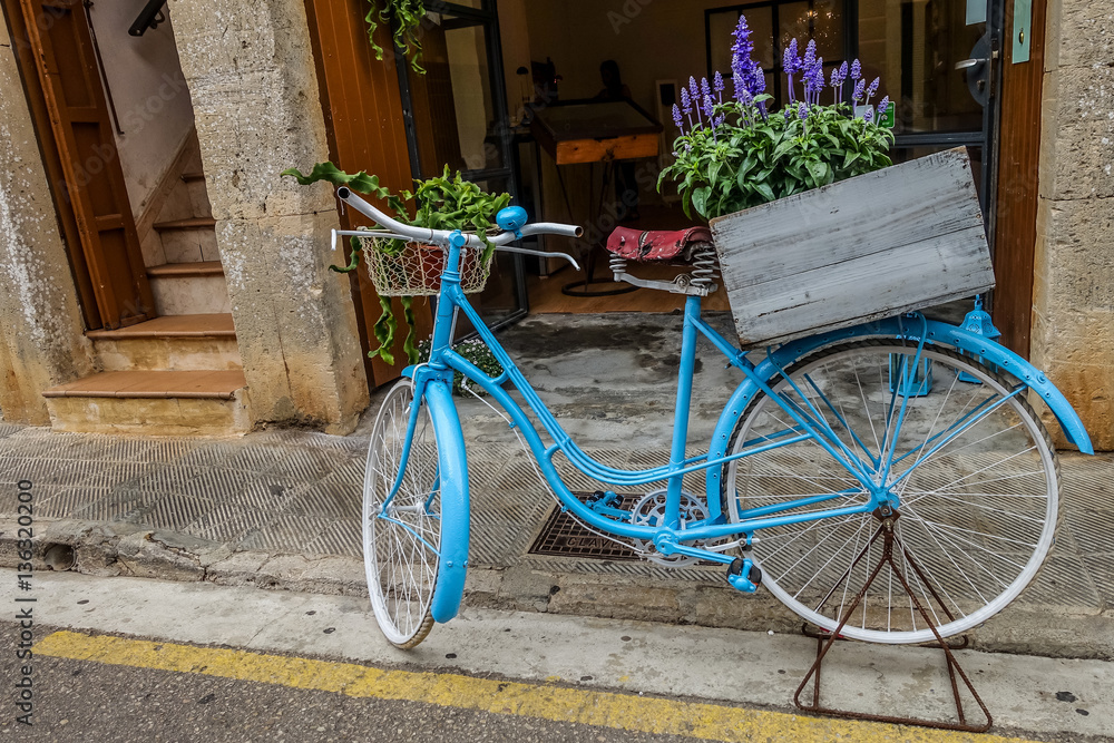 Blaues Fahrrad mit Lavendel