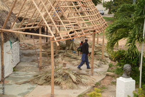 Armado de techo de paja en CUBA photo