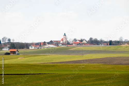 早春のロマンチック街道 畑と小さな町（ドイツ）