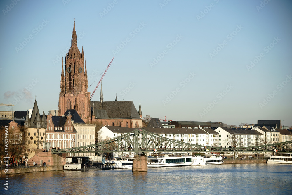 Mainufer mit Dom Frankfurt / Der Blick über die Altstadt von Frankfurt mit der Brücke Eiserner Steg und dem Kaiserdom St. Bartholomäus am Fluss Main.
