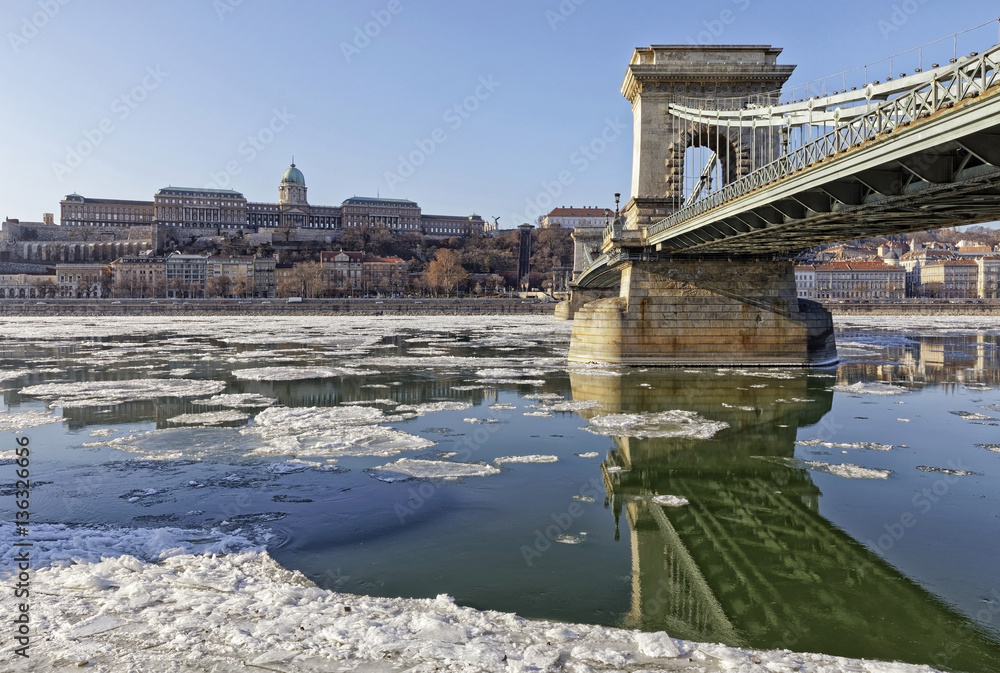 Fototapeta premium The Danube at wintertime in Budapest
