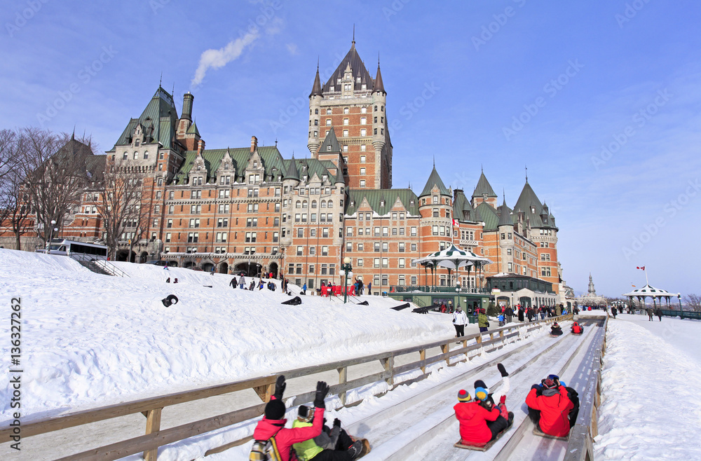Naklejka premium Quebec City zimą, tradycyjne zejście ze zjeżdżalni, Kanada