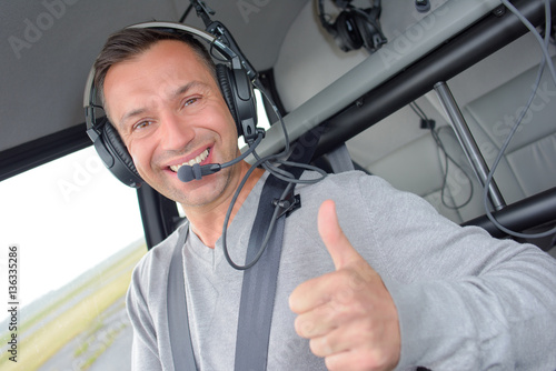 Plakat w ramie Pilot with thumb raised